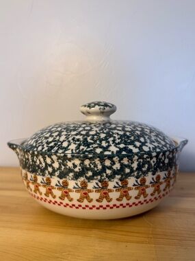Folkcraft Tienshan Round Covered 2qt Casserole Ceramic Dish Gingerbread Holiday